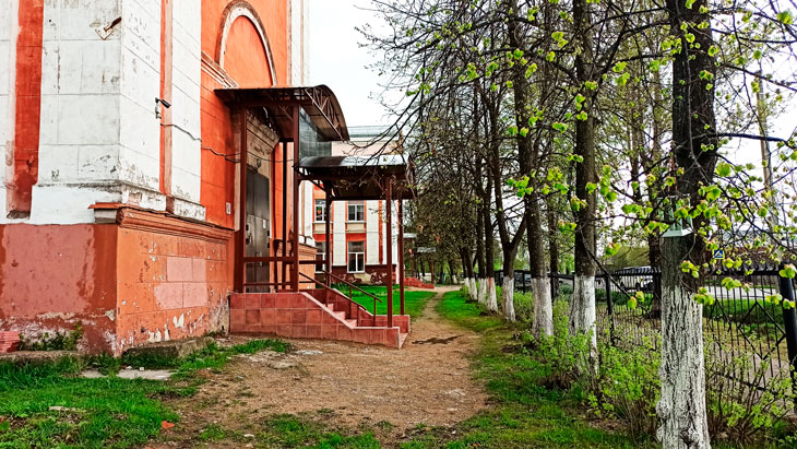 Школа 8 Ярославль: общий вид здания и территории.