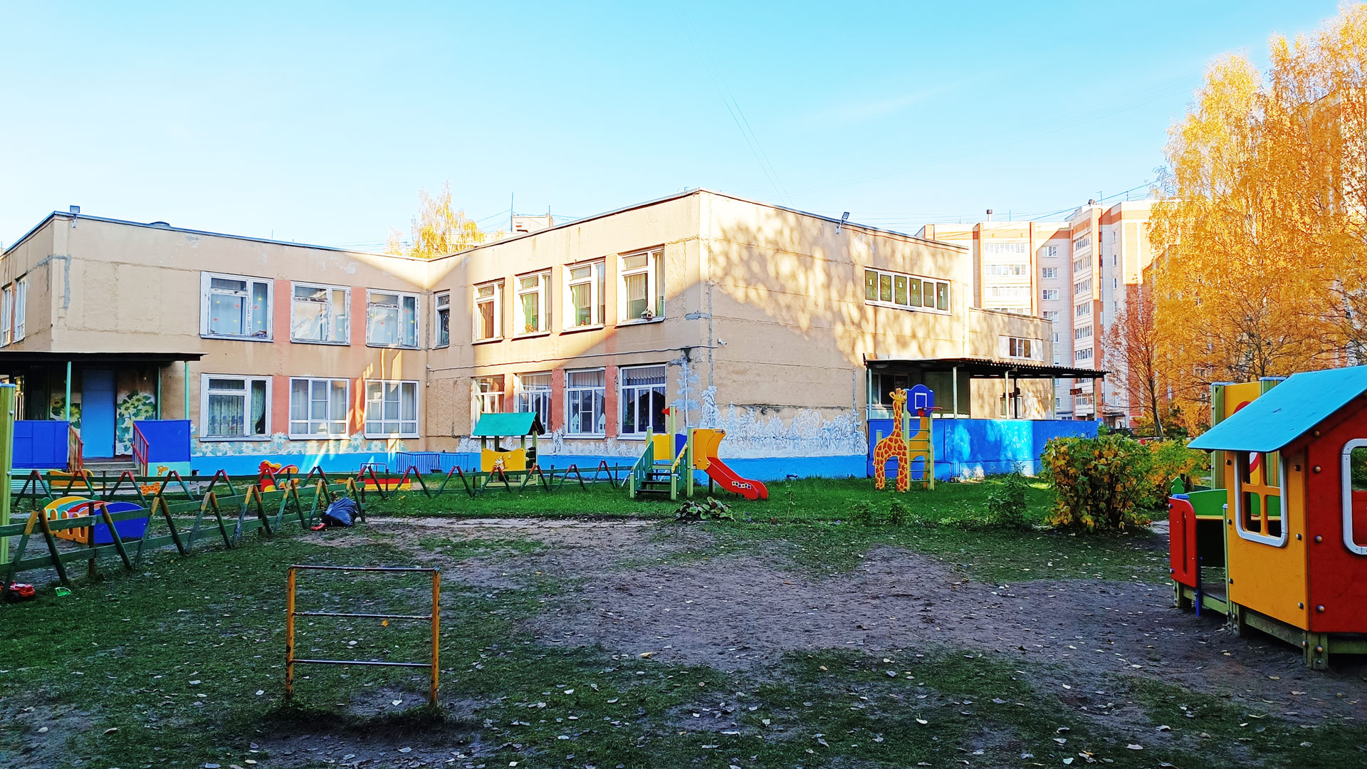 Детский сад 109 Ярославль: панорамный вид здания и площадки.