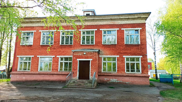 Общий вид здания школы № 46 города Ярославля.