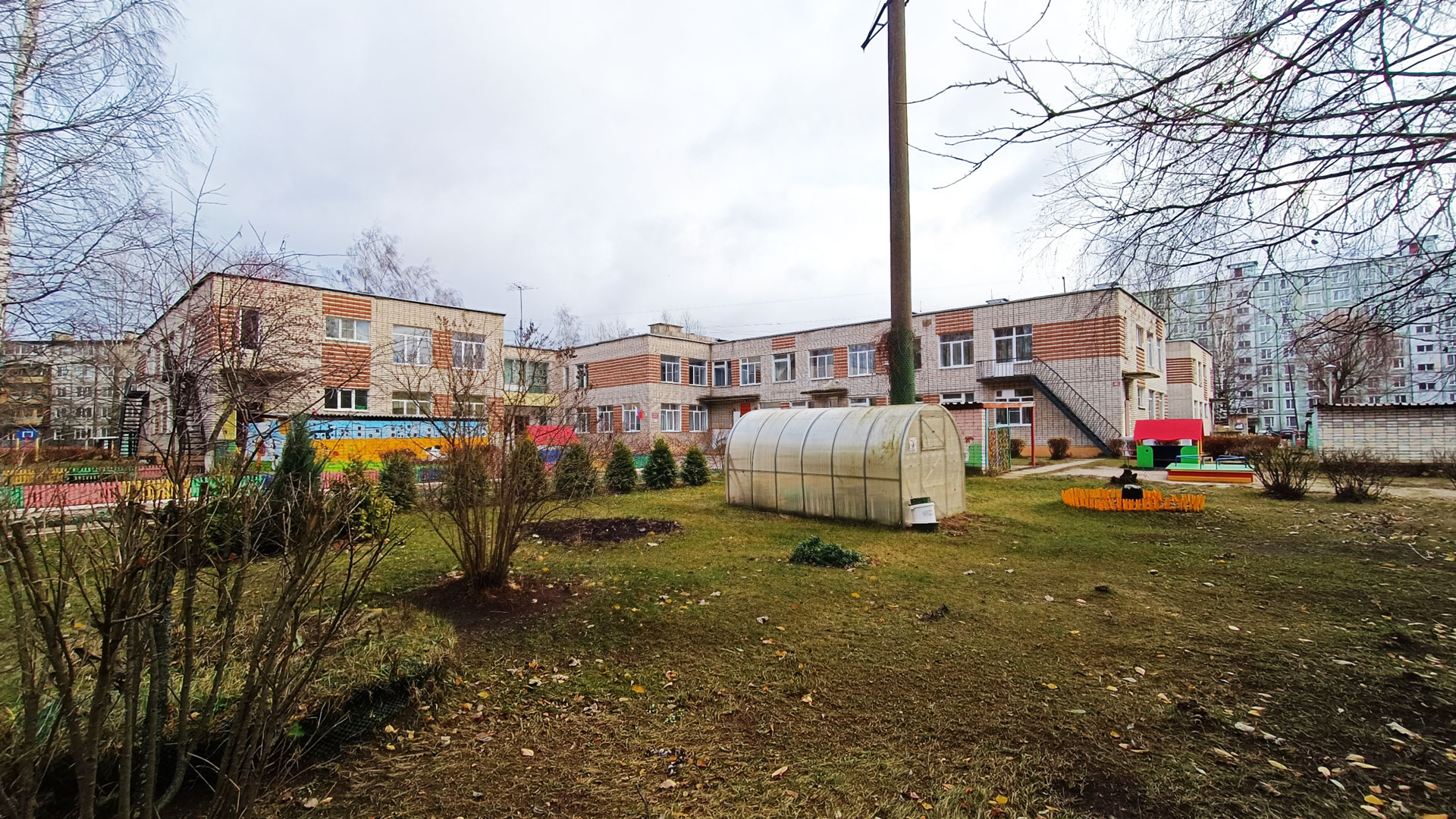 Детский сад 97 Ярославль: теплица на территории д/с (Орджоникидзе, 4а).