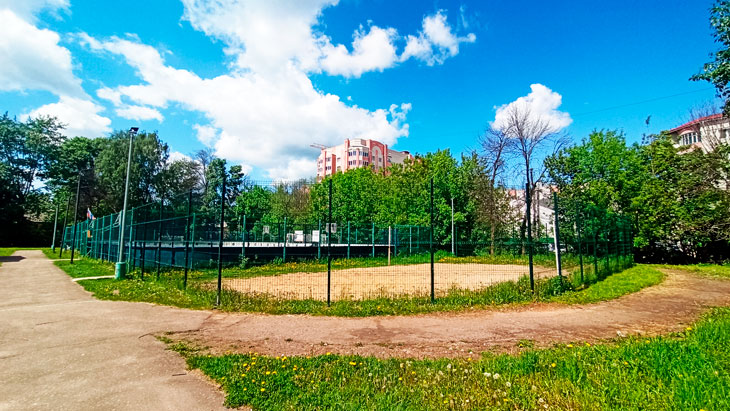 Школа 43 Ярославль: спортивная площадка для занятий баскетболом и волейболом.