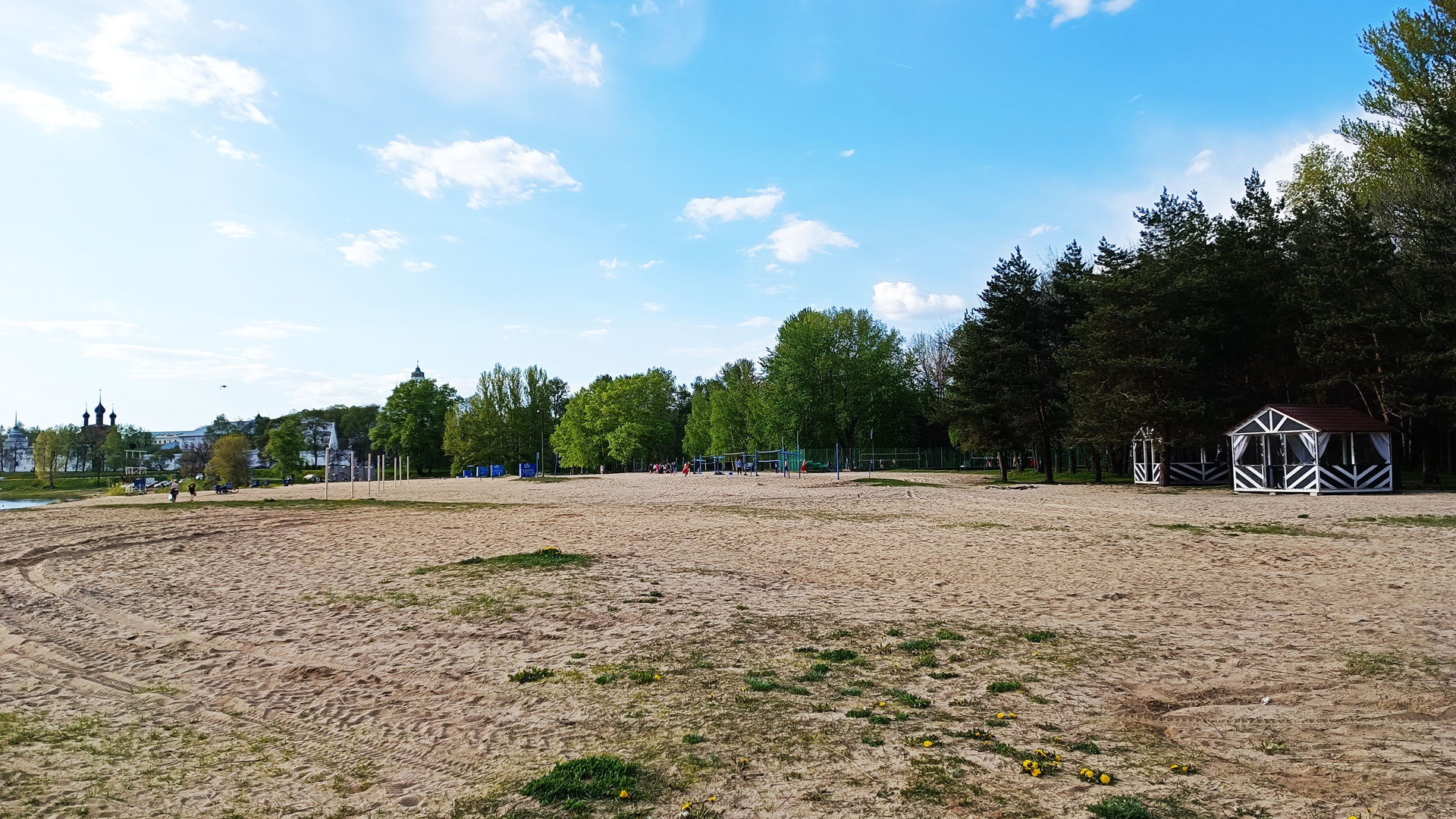 Спортивные игровые площадки на территории городского пляжа в Ярославле. 