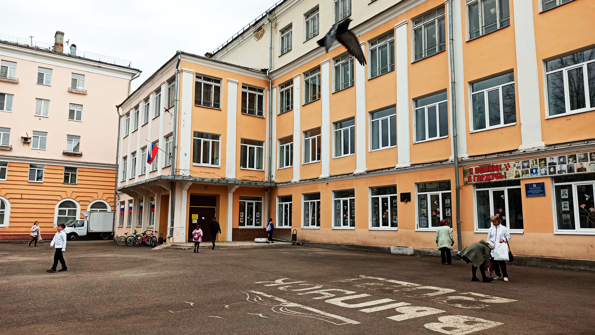 Школа 49 Ярославль: центральный вход в здание учреждения.