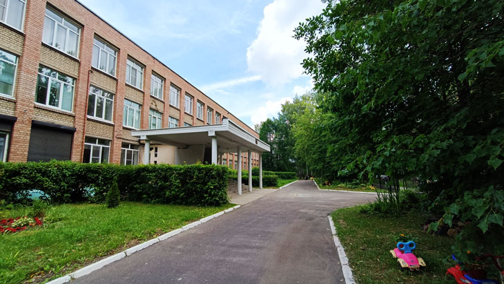 Школьный двор СОШ № 80 в городе Ярославле.
