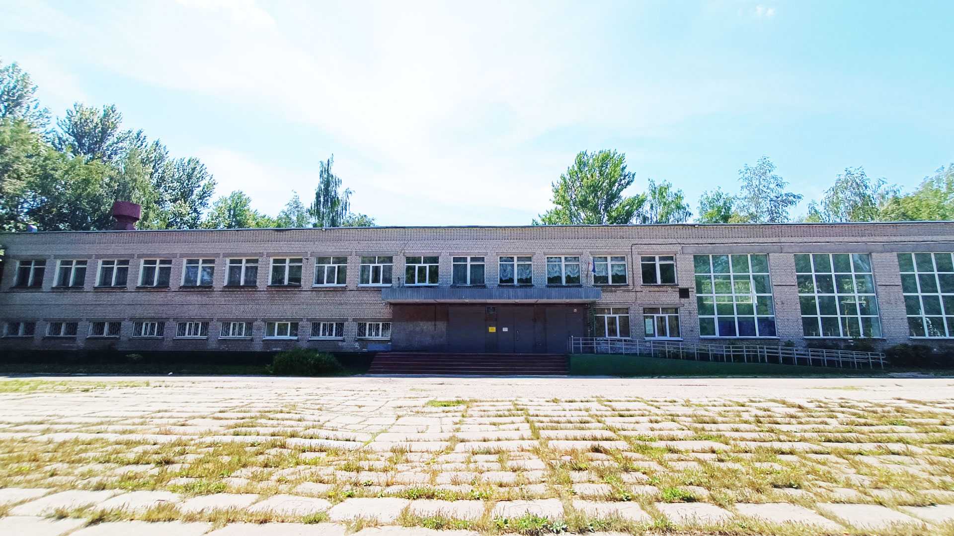Школа 5 Ярославль: центральный вход в здание учреждения.