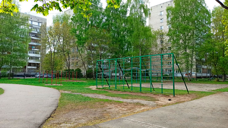 Силовой городок школы № 2 в городе Ярославле.