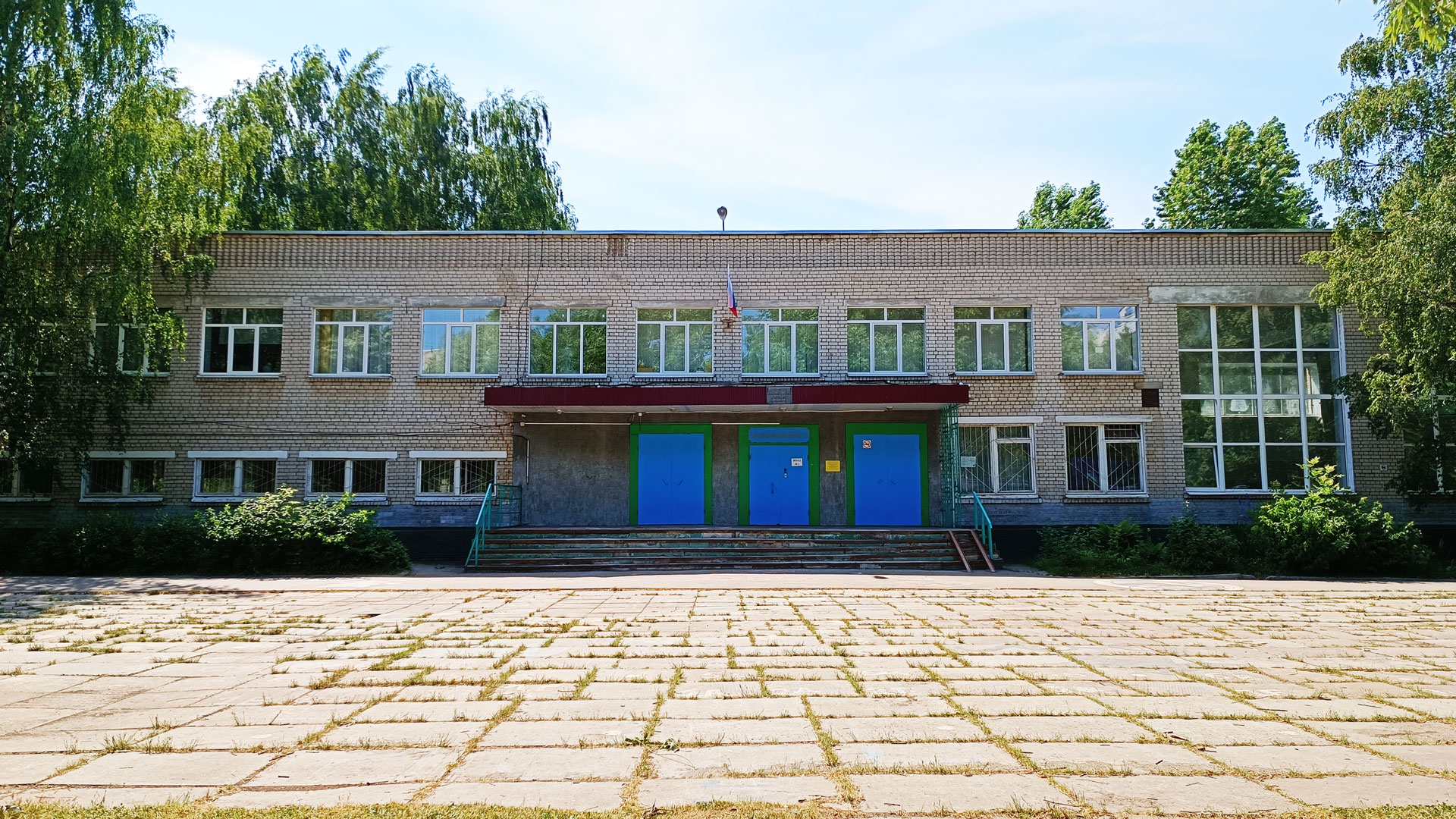 Школа 10 Ярославль: центральный вход в здание учреждения.