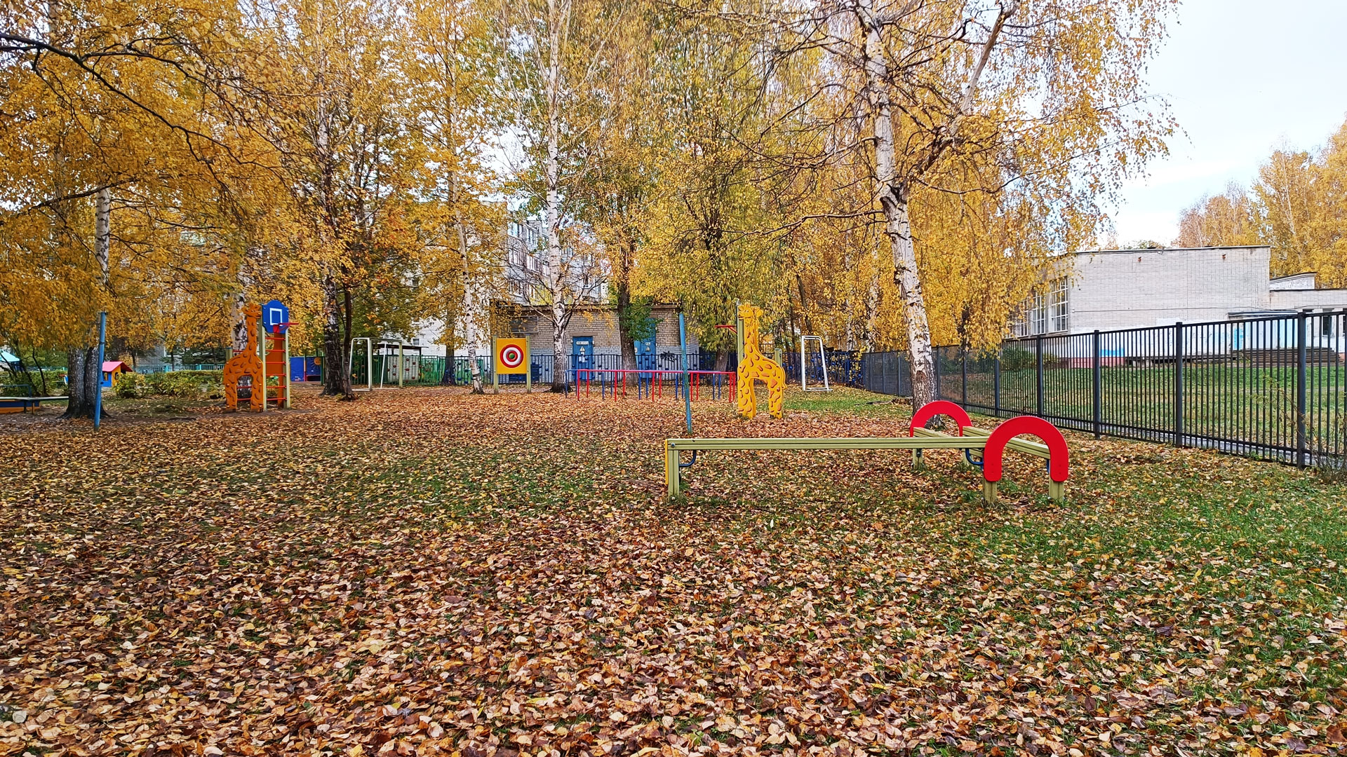 Детский сад 133 Ярославль: спортплощадка с баскетбольными кольцами.