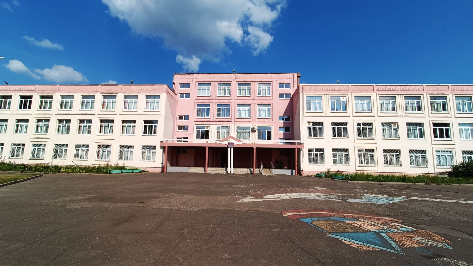Школа 89 Ярославль: центральный вход в здание учреждения.
