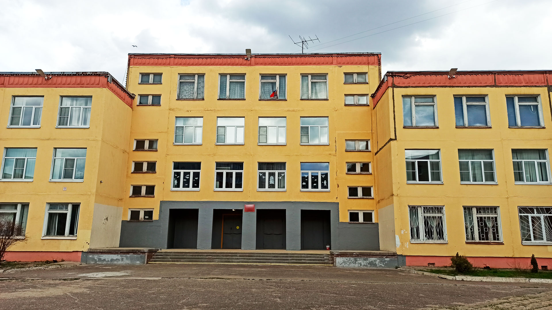Школа 84 Ярославль: центральный вход в здание учреждения.
