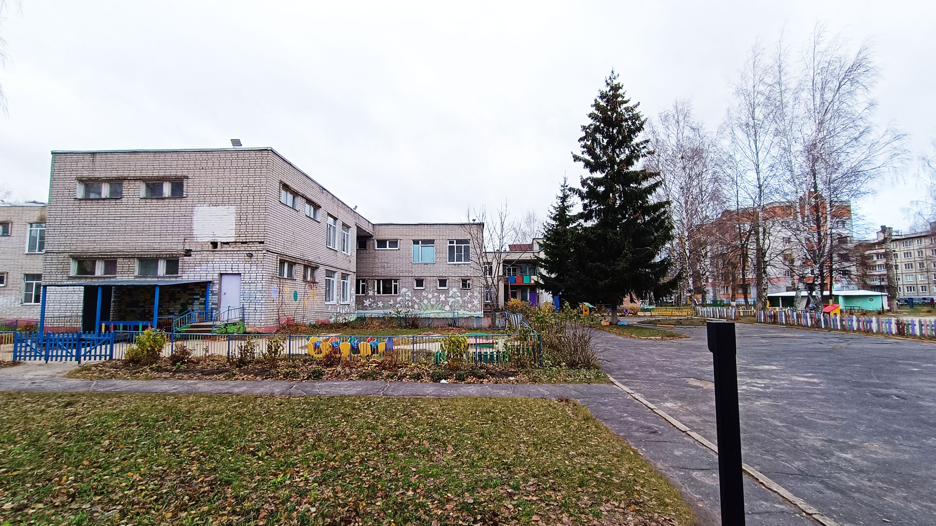 Детский сад 44 Ярославль: общий вид здания и территории. 