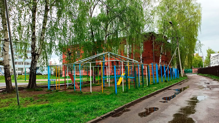 Силовой городок, расположенный во дворе школы № 7 в Ярославле.