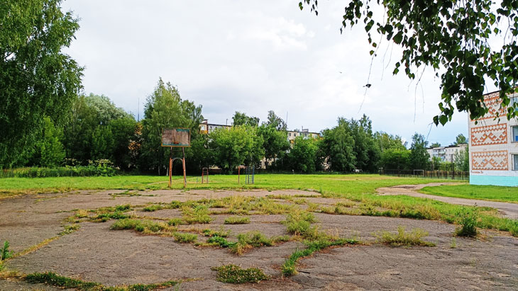 Площадка для баскетбола 67 школы в Ярославле.